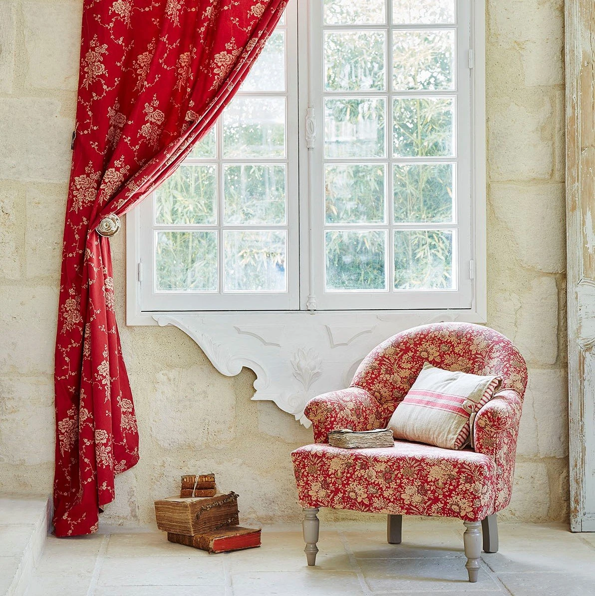 Comptoir De Famille Fauteuil Crapaud Floral En Coton Rouge Et Pin - Margot 9 Comptoir De Famille Fauteuil Crapaud Floral En Coton Rouge Et Pin - Margot – Image 7