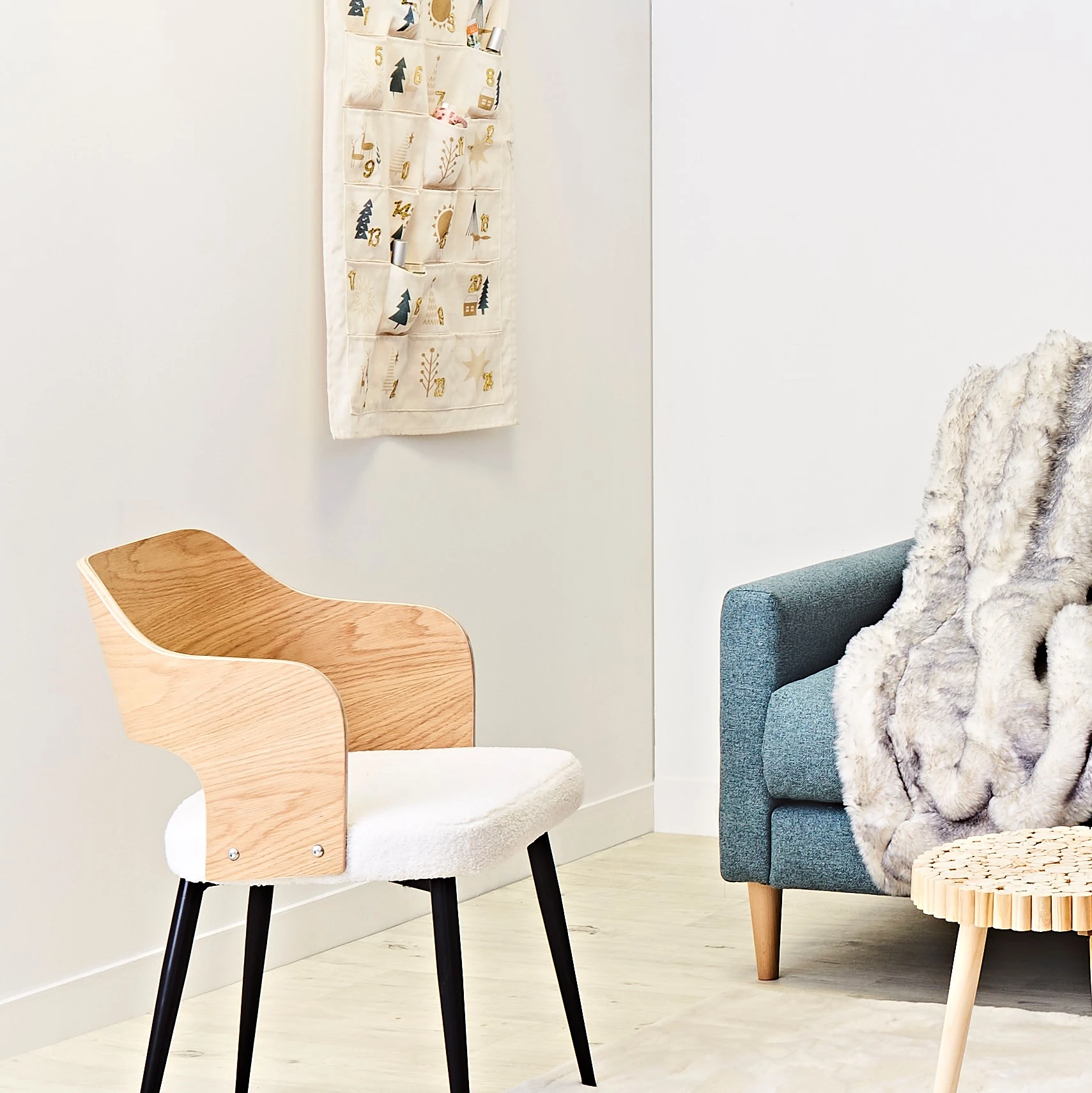 Home Déco Factory Fauteuil En Tissu Bouclette Et Dossier Bois -Loki 4 Home Déco Factory Fauteuil En Tissu Bouclette Et Dossier Bois -Loki – Image 2